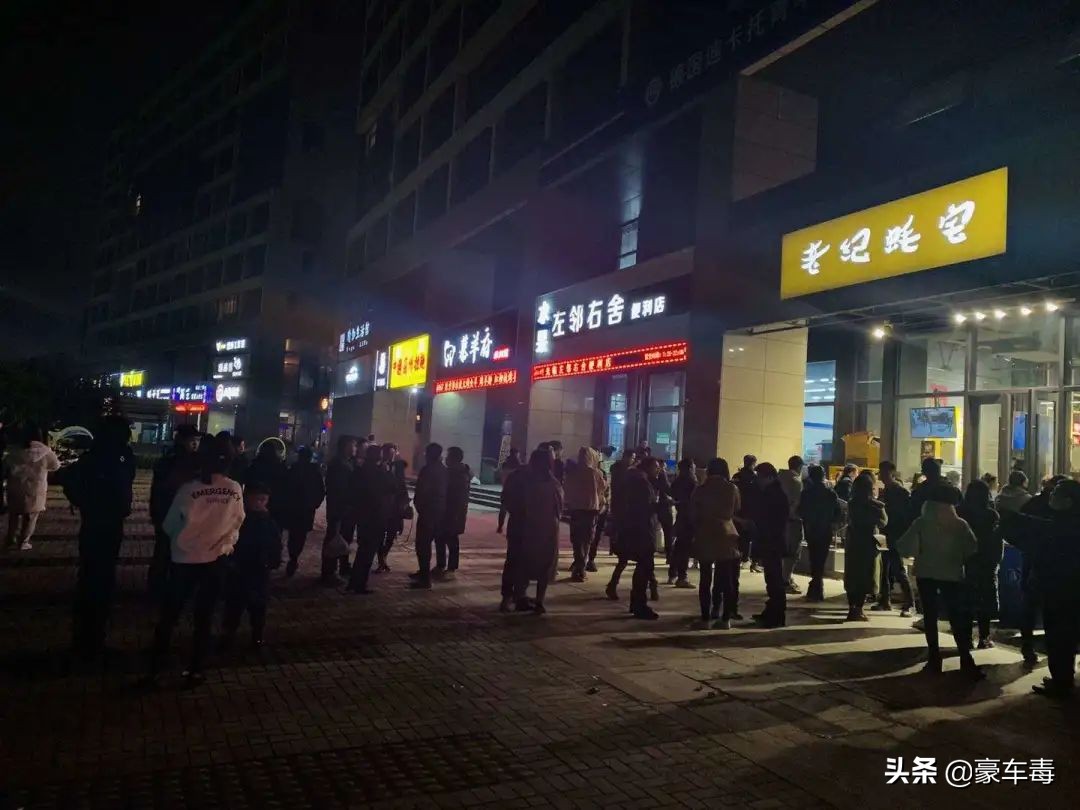 豪车毒老纪考斯特,豪车毒老纪小跟班