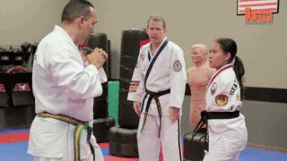 无手臂女孩开车,无臂女孩用脚玩王者荣耀