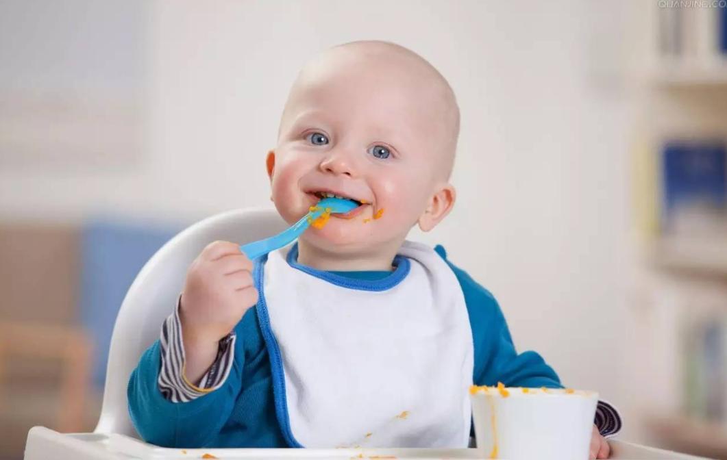 宝宝吃米粉可以用勺子喂吗,宝宝吃米粉吃到几个月可以不吃