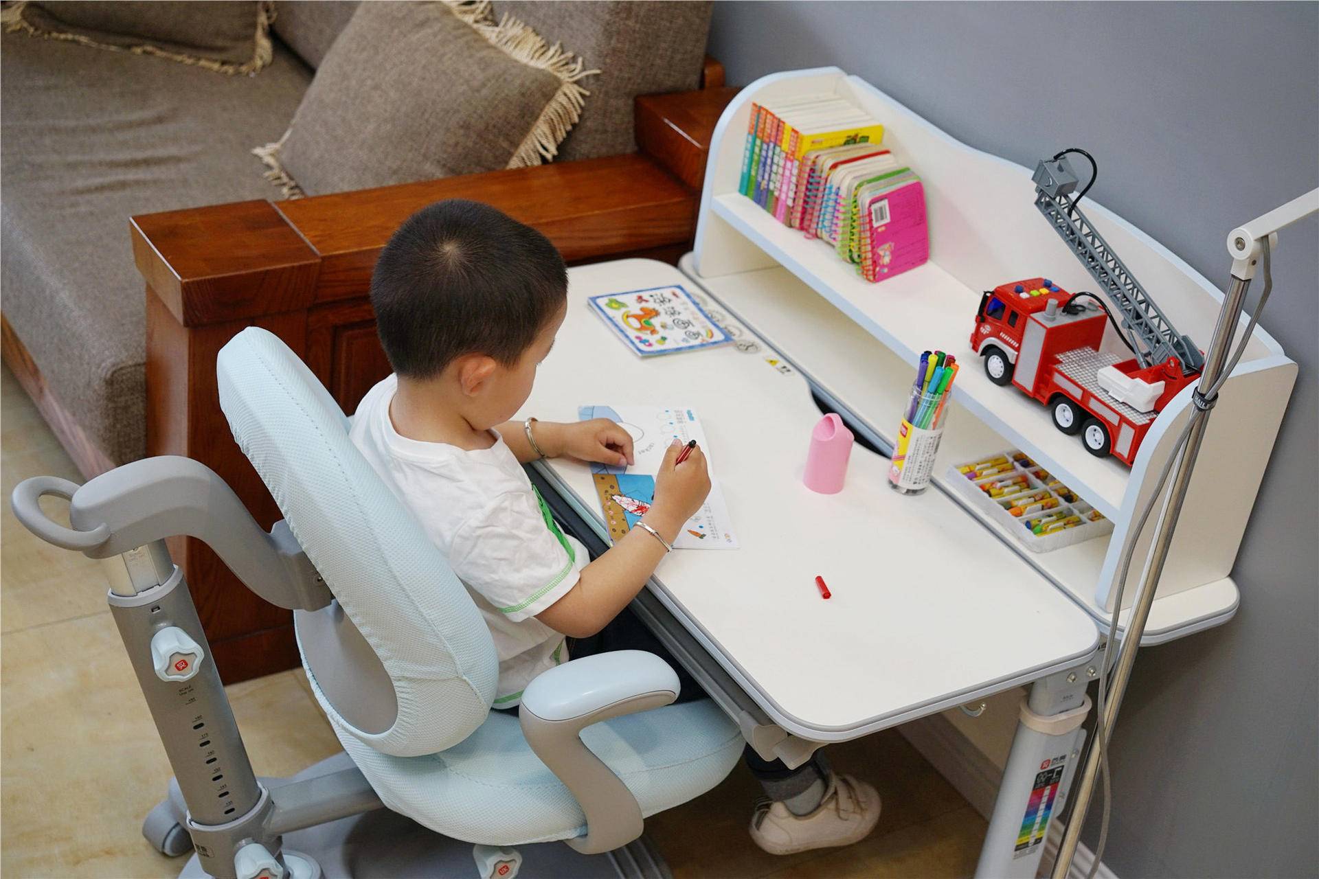 如何选购儿童书桌家用学习桌,儿童学习书桌如何选择