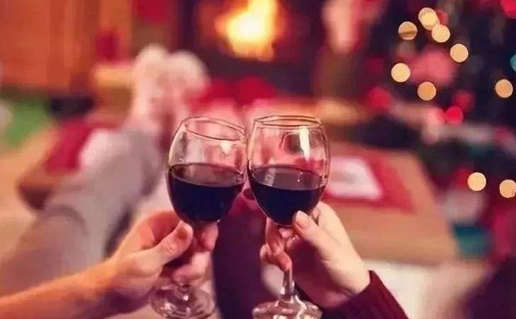 红酒的好处与功效一次喝多少好,一个人每天能喝多少酒