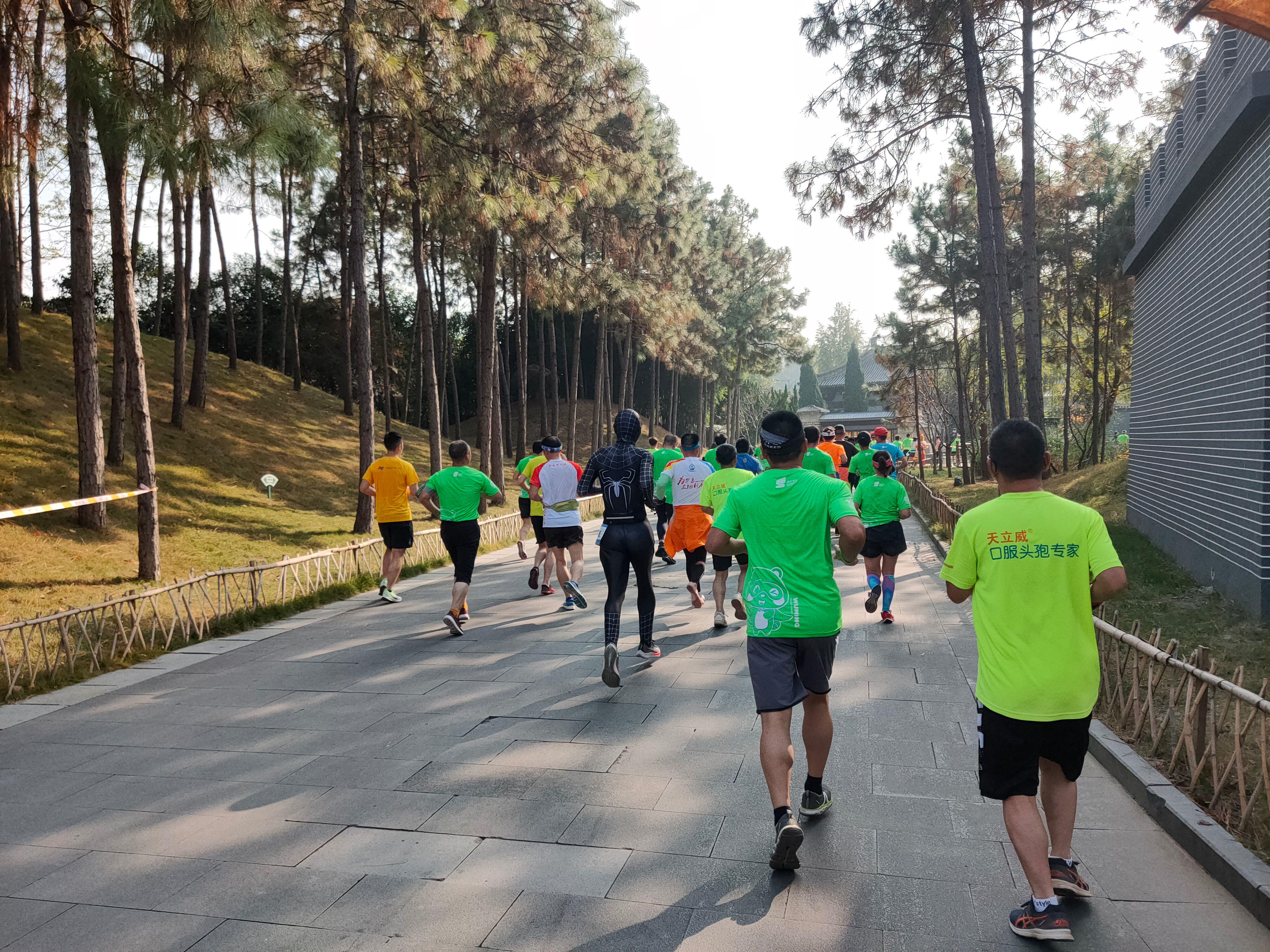 首个全马2022年超燃视频,横店马拉松2023全马颁奖直播