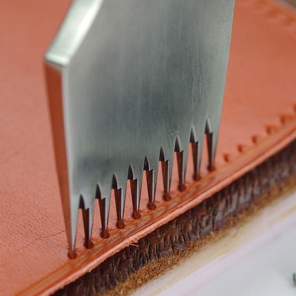 揭开秘密：深入了解仿制奢侈品生产全过程。