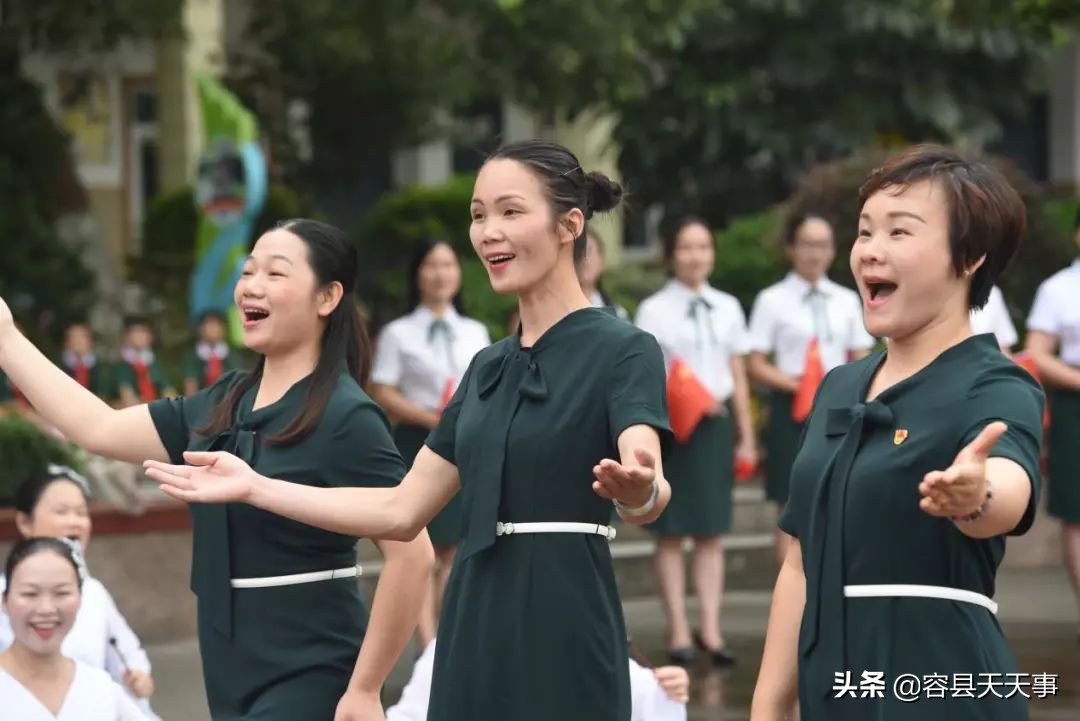 3000多名师生传递国旗为祖国庆生,万名师生用歌声庆祝祖国华诞