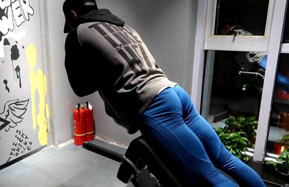 山羊挺身替代动作练背,山羊挺身练下背正确训练方法