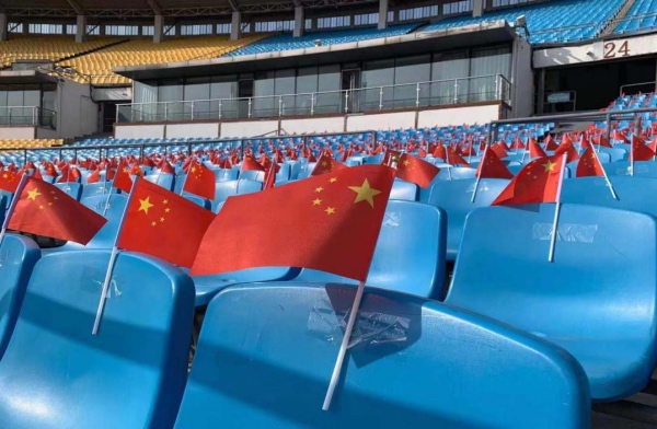 赛前球迷唱响“我爱你中国”最强音——“时代楷模”北京榜样和共和国同龄球迷代表共同领唱