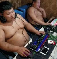 空中一字马搞笑图,一个突如其来的一字马