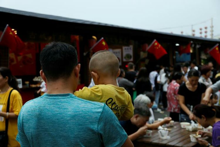 庆国庆出门扫街拍照，专门拍摄娃娃照片，展示洛阳休闲生活