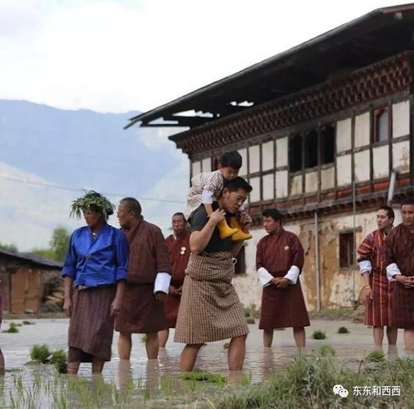 上头有四个婆婆，养娃朴实无华，这位世界最年轻王后是怎么过的？