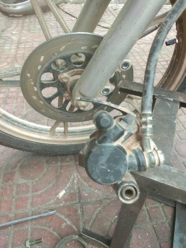 修车师傅忽略了一个细节，导致这辆豪爵125太子车没力