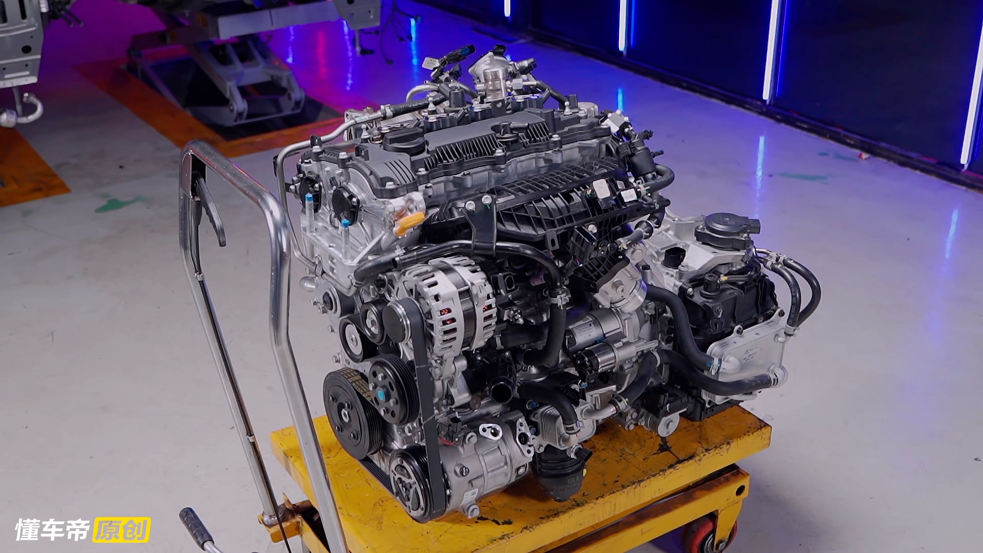 索纳塔第十代拆车,索纳塔10防撞梁和大众防撞梁