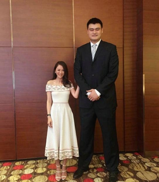 姚明带女儿吃饭偶遇11岁的姚明,姚明与姚沁蕾