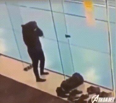 你特么放屁就放屁,对着我的脸放算是怎么回事?