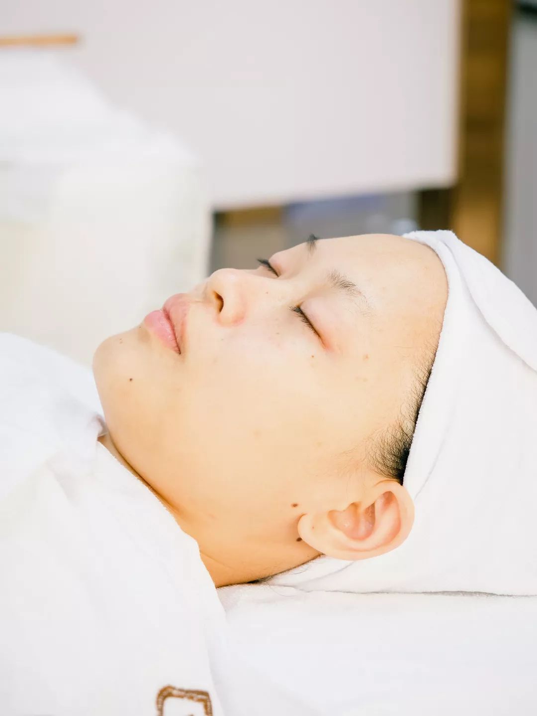 贵妇深层毛孔清洁,皮肤管理护肤中心深层清洁毛孔