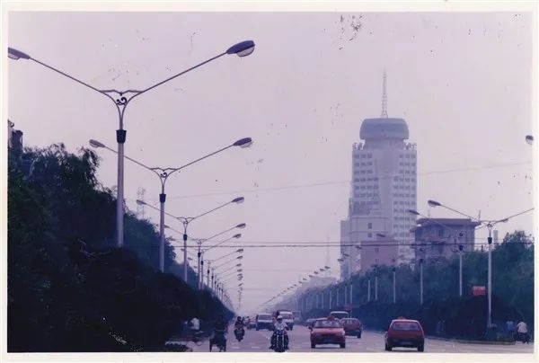 记忆中的家乡早已变了模样,家乡已不再是记忆中的模样