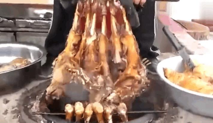 疆味美食羊肉,来新疆必吃的烤羊腿