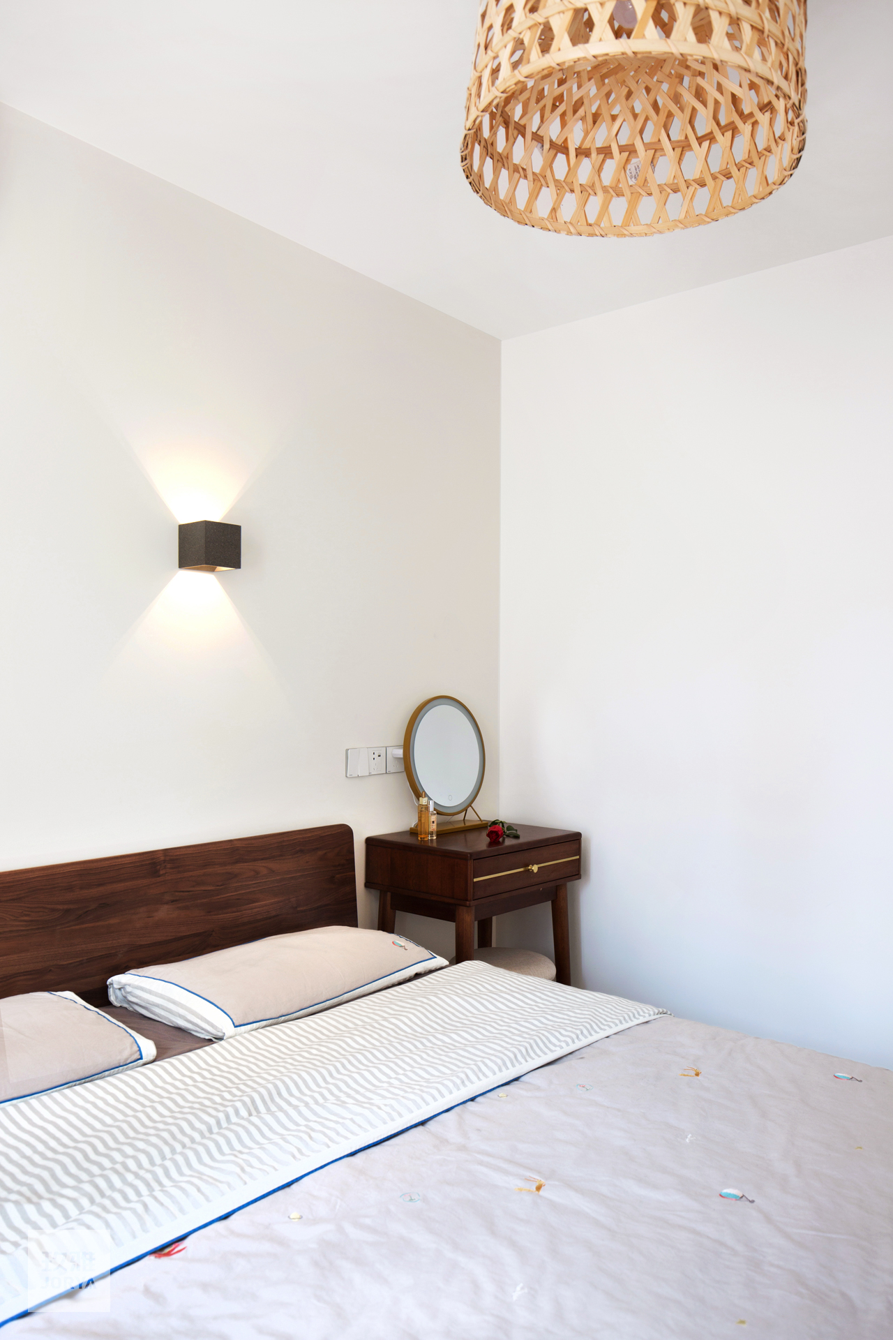 卧室衣柜极简风格,卧室的衣柜怎么显出高级感