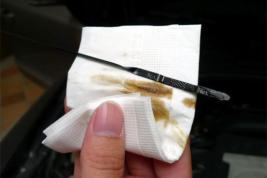 德系烧机油的真实原因,德系车烧机油经常添加有伤害吗