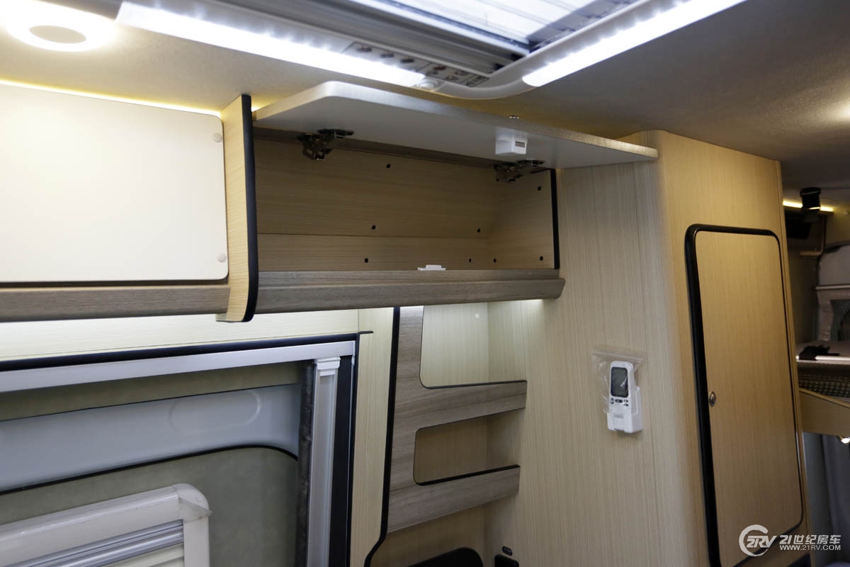 25万大通v90七座,大通v90自动挡5.95米长轴高顶房车