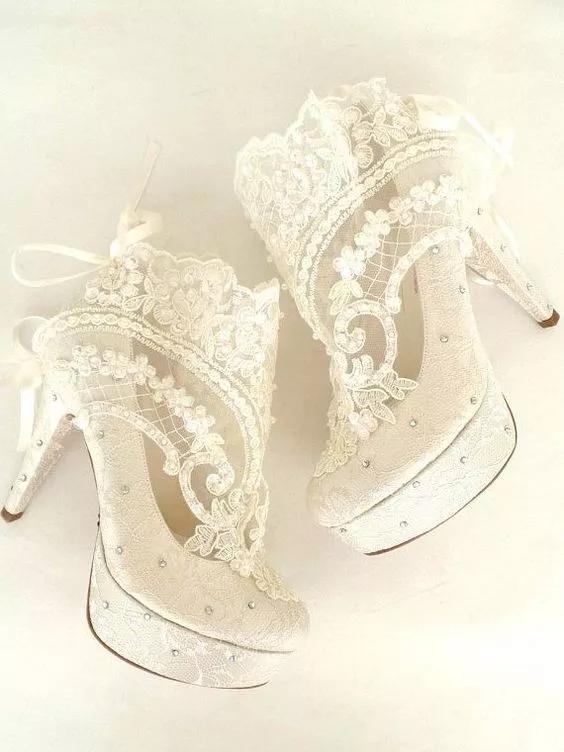 买了双白色高跟鞋，嫌太单调，稍加改造就美过新娘鞋，附教程