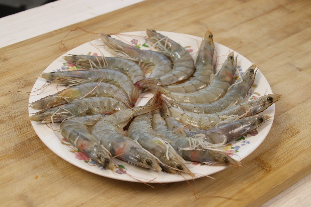 保存大虾的时候不要直接放冰箱,保存大虾