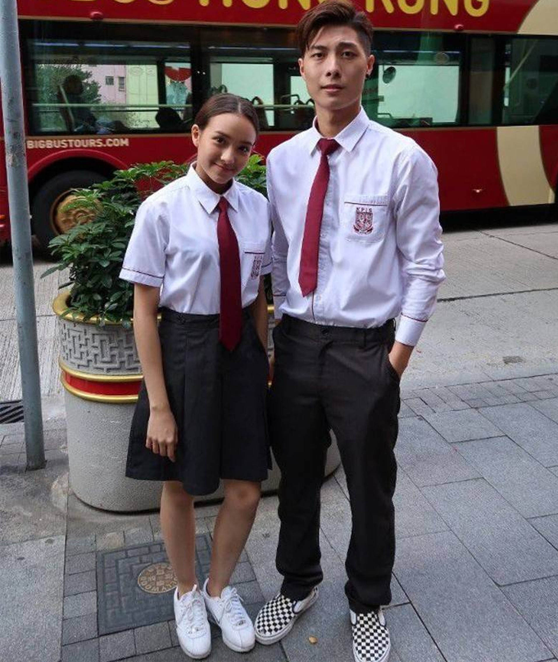 一众港星冒雨踢足球,吴岱融萧正楠浑身湿透,卢惠光父子罕见露面