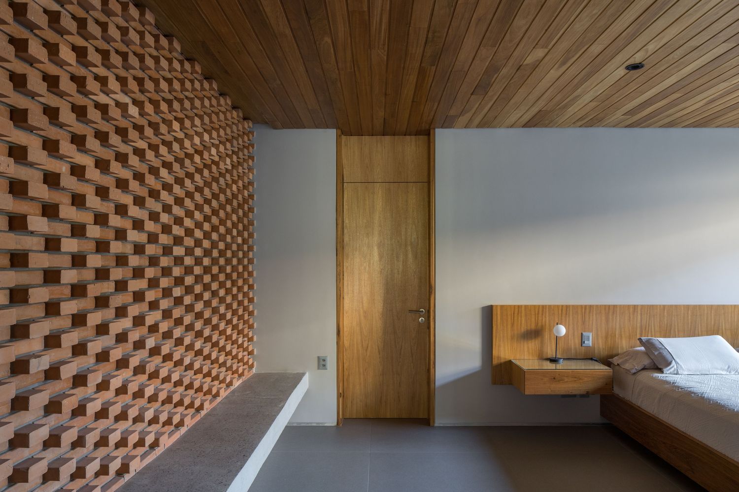 巴西利亚原始的清水混凝土与红砖打造的别墅