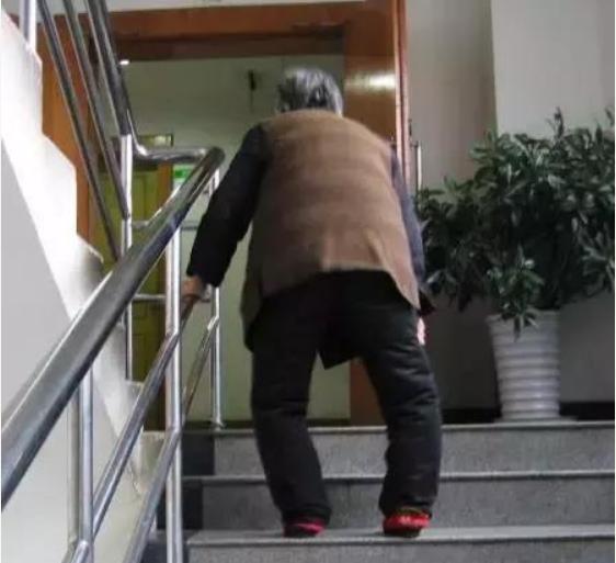 腿疼膝盖骨刺的最快解决方法,膝盖骨刺关节炎疼痛解决最好办法