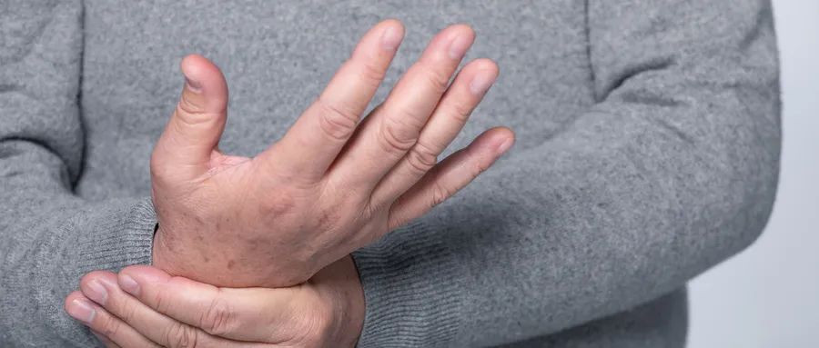 出现痛风征兆，怎样应对避免痛风发作？