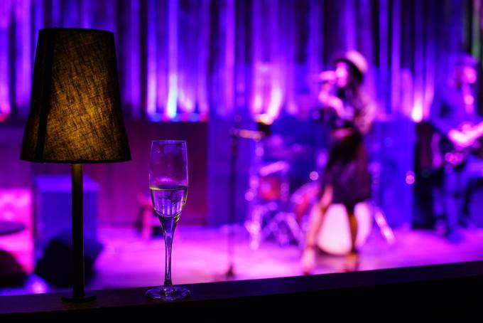 缇ゅ厜鍚涙偊,缇ゅ厜鍚涙偊閰掑簵澶滄櫙