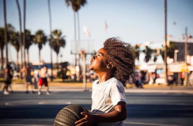 又见球场黑脚！16岁少年打球被踹！这种人不配喜欢篮球