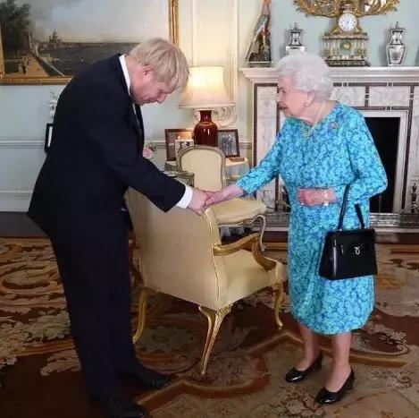 女王带小黑包旅行,女王随身包