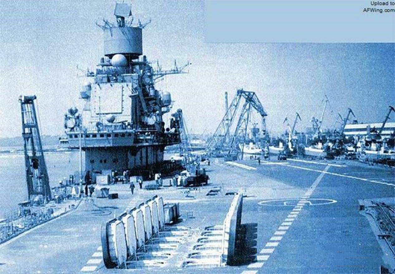 辽宁舰和山东舰对比哪个大,辽宁舰与山东舰哪个大哪个强