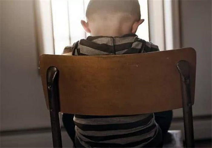 3岁男宝沉迷“掏裤裆”，去医院检查后，医生的解释让爸爸羞愧