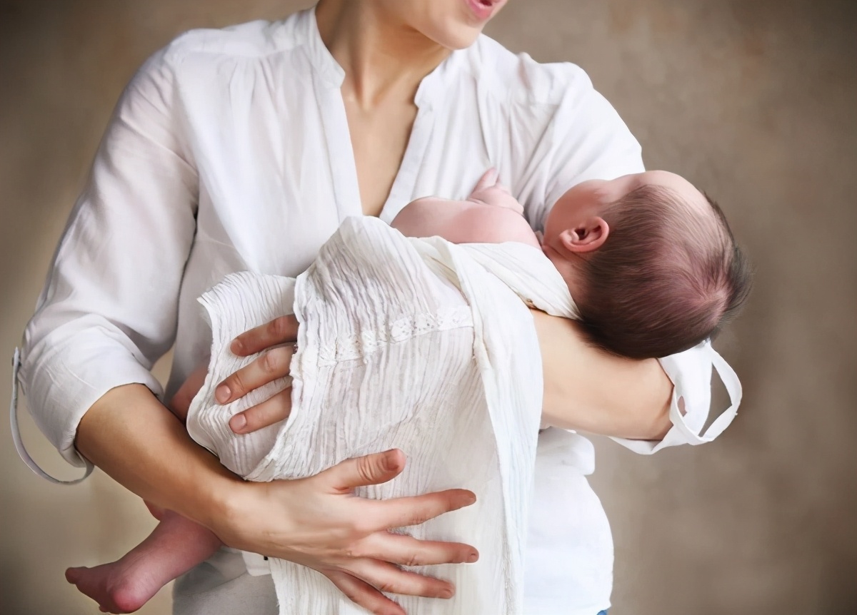 新生儿怎么抱姿势正确,新生儿怎么抱会危险