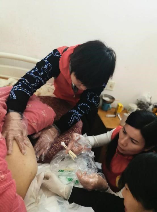 南大二附院伤口造口护理团队志愿者开展世界压疮预防日走进养老院活动