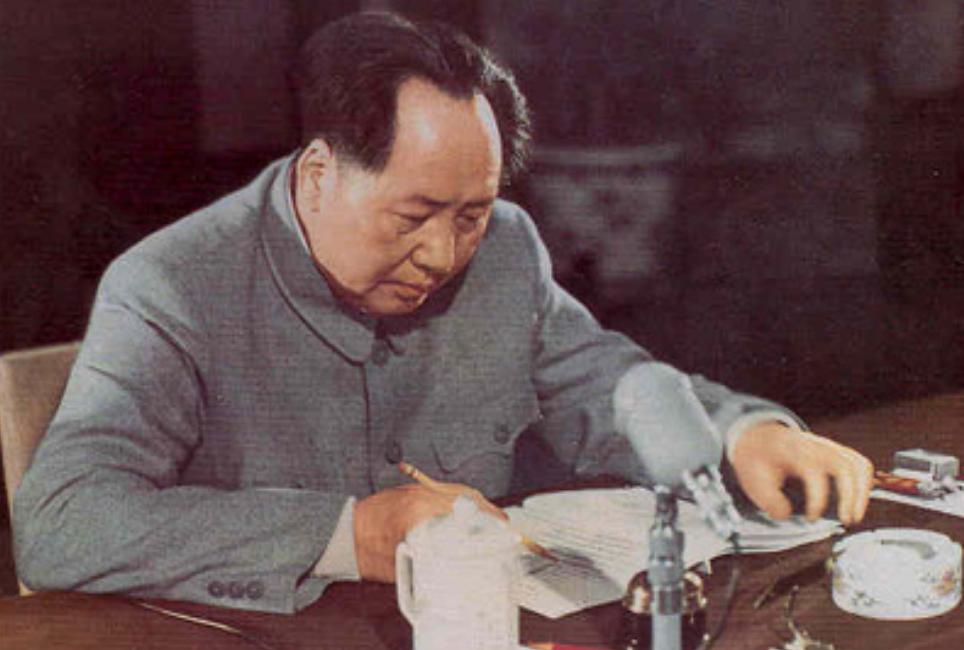 鲁迅悲愤中写下霸气诗，27年后毛主席赠给日本人，郭沫若曾写仿诗