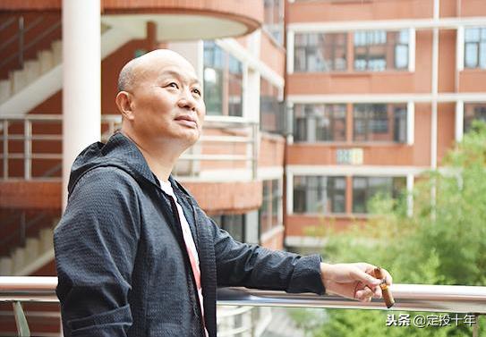 色盲被军校劝退，做房地产失败后开立眼科医院，今公司市值700亿