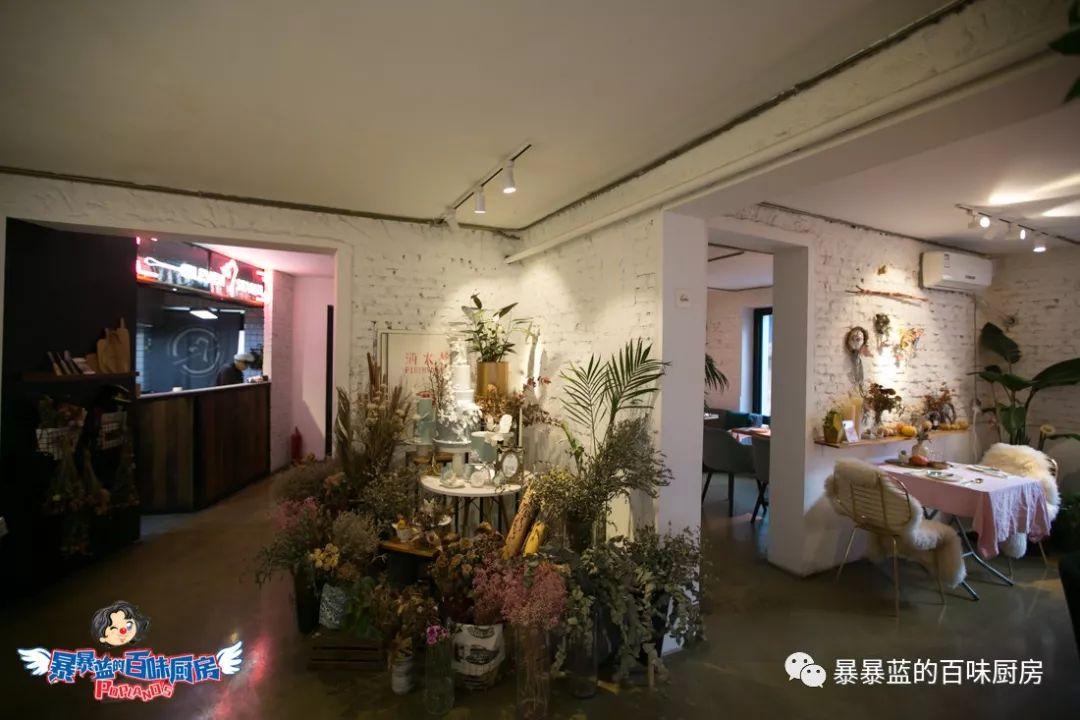 来这家店你真没办法好好吃饭，每道菜都堪比艺术品，好吃到光盘