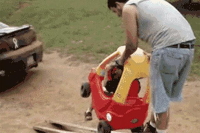 爸爸带娃搞笑名场面看一遍笑一遍,高龄宝爸用背带带娃的搞笑视频