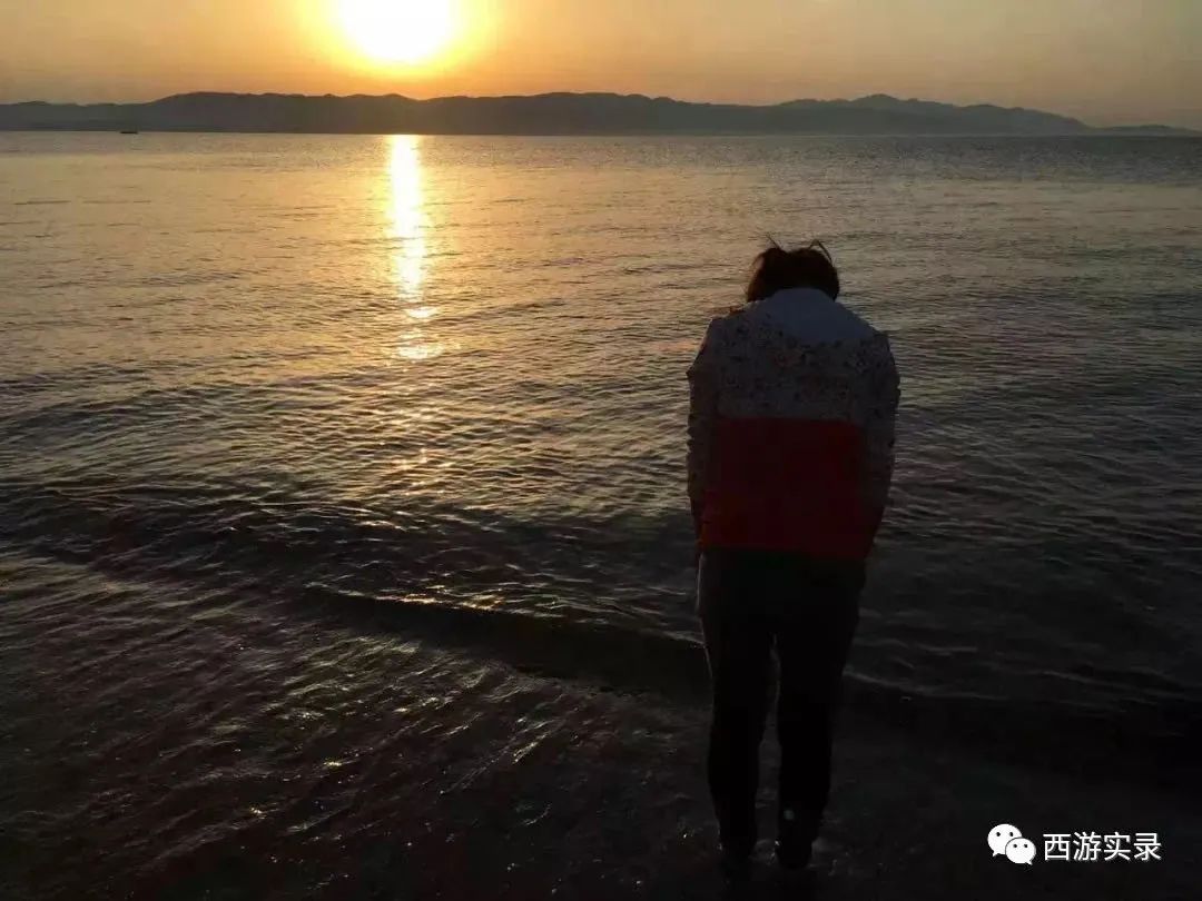 她和我从上海开车进中东后,爱上伊朗人就逃跑,还为他失恋和自杀