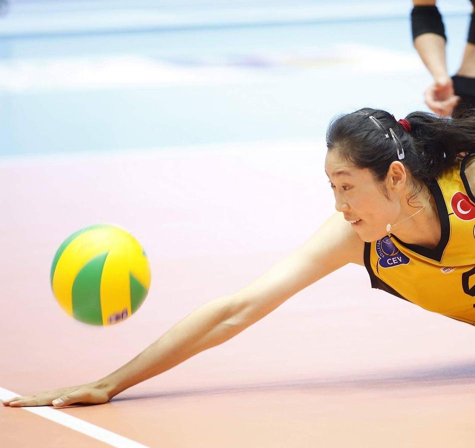 朱婷飞奔场外救球传承女排,朱婷救场