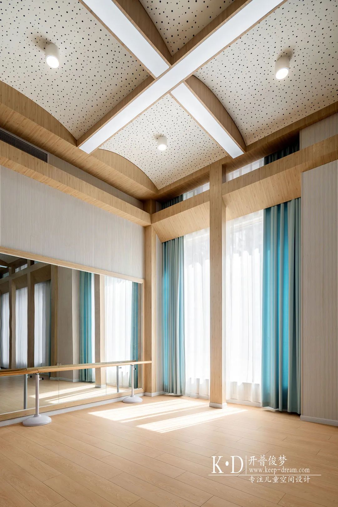 泉州金碧辉煌的幼儿园,泉州幼儿园空间设计效果图