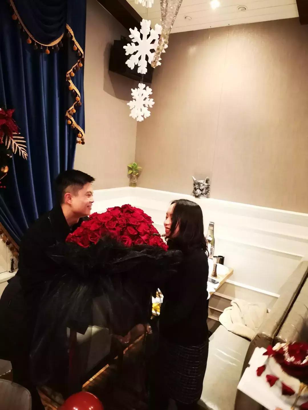 撒花小哥哥视频,撒花小哥哥