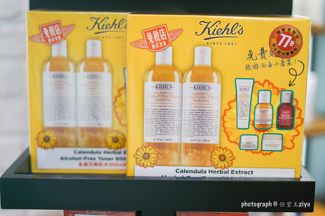 一群年轻人到三亚，摆pose，拍照