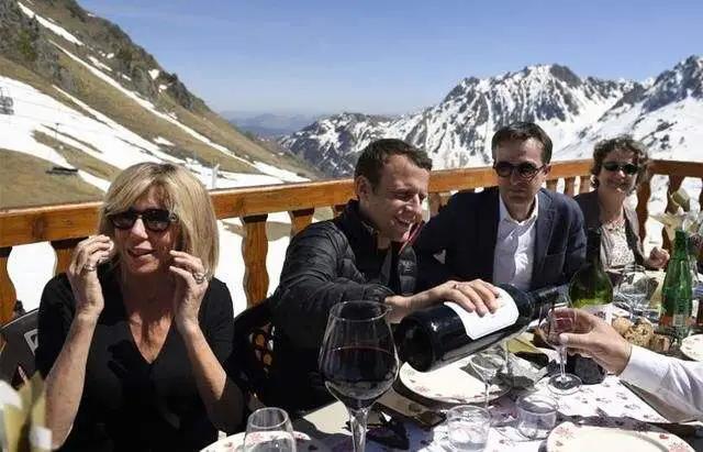 法国总统带妻子去度假,法国总统和老婆拥抱