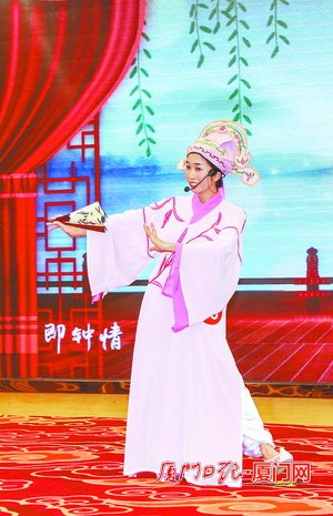 比讲解拼服务考应变导游秀出十八般武艺