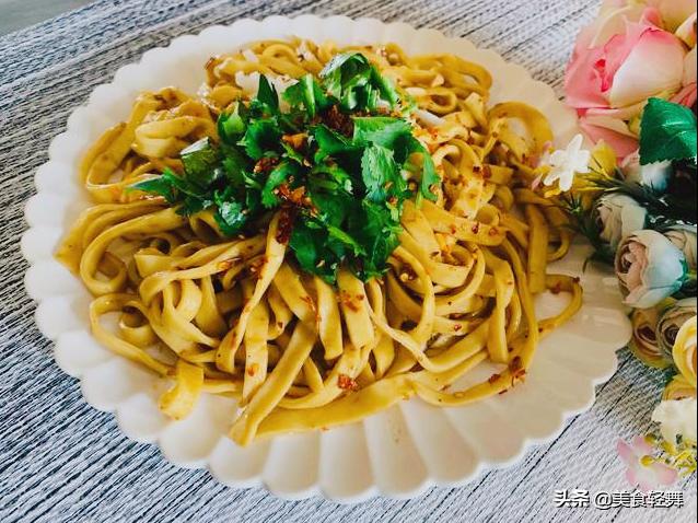 制作手擀面有诀窍，记住“3放1揉2煮面”，面条耐煮，口感筋道