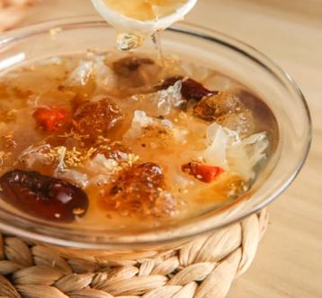 皂角米桃胶养生汤做法,银耳皂角米桃胶做法窍门