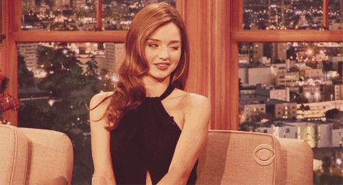 露肩衣服怎么穿不露肩带,露肩上衣怎么穿肩带不上滑